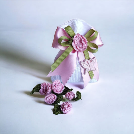 Sacchetto bomboniera fatto a mano, con dettagli crochet e farfalla decorativa in ceramica.