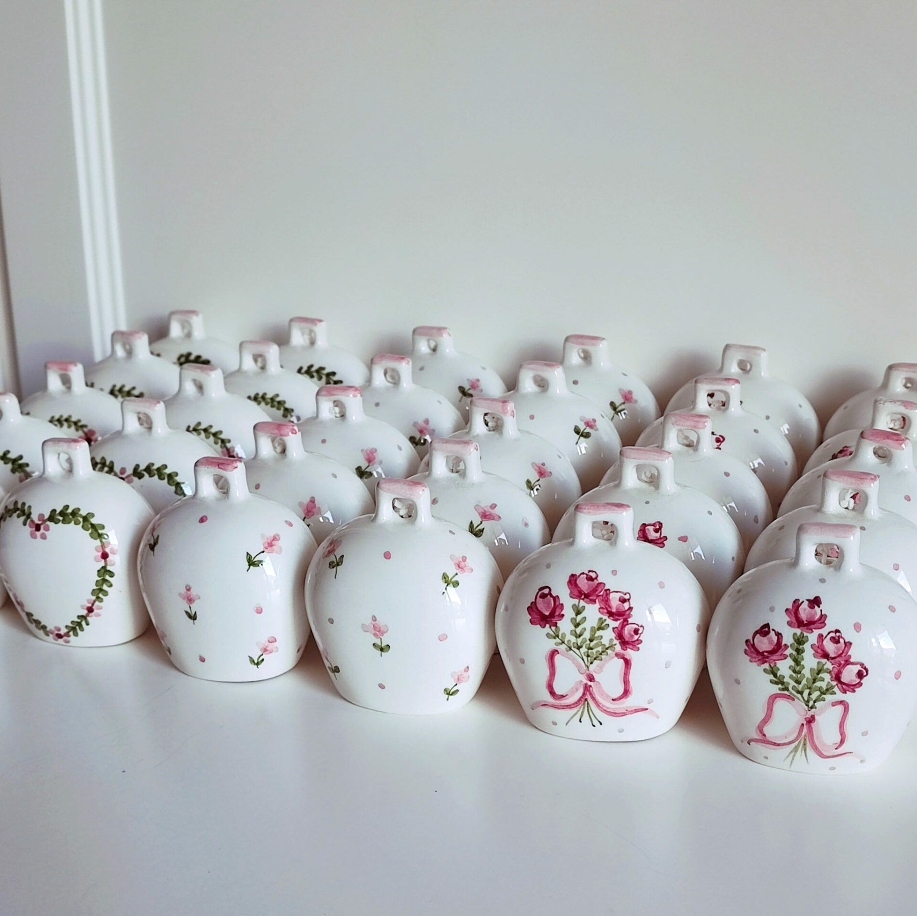Bomboniere in ceramica Campanella di Capri personalizzabili per matrimonio, battesimo, comunione, cresima e laurea. Creazioni Cose di Mya.