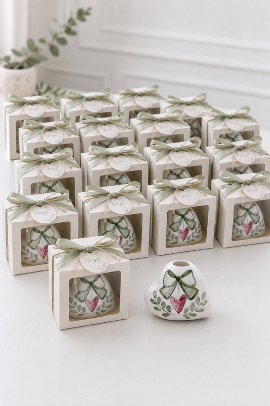 Profumatori a forma di cuore in ceramica decorati a mano, confezionati singolarmente con scatola, fiocco verde salvia e tag di ringraziamento, ideali come bomboniere per matrimonio, battesimo, comunione, cresima e anniversario.