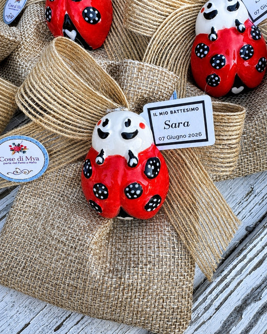 Bomboniera coccinella in ceramica per battesimo con sacchetto in juta e tag personalizzato