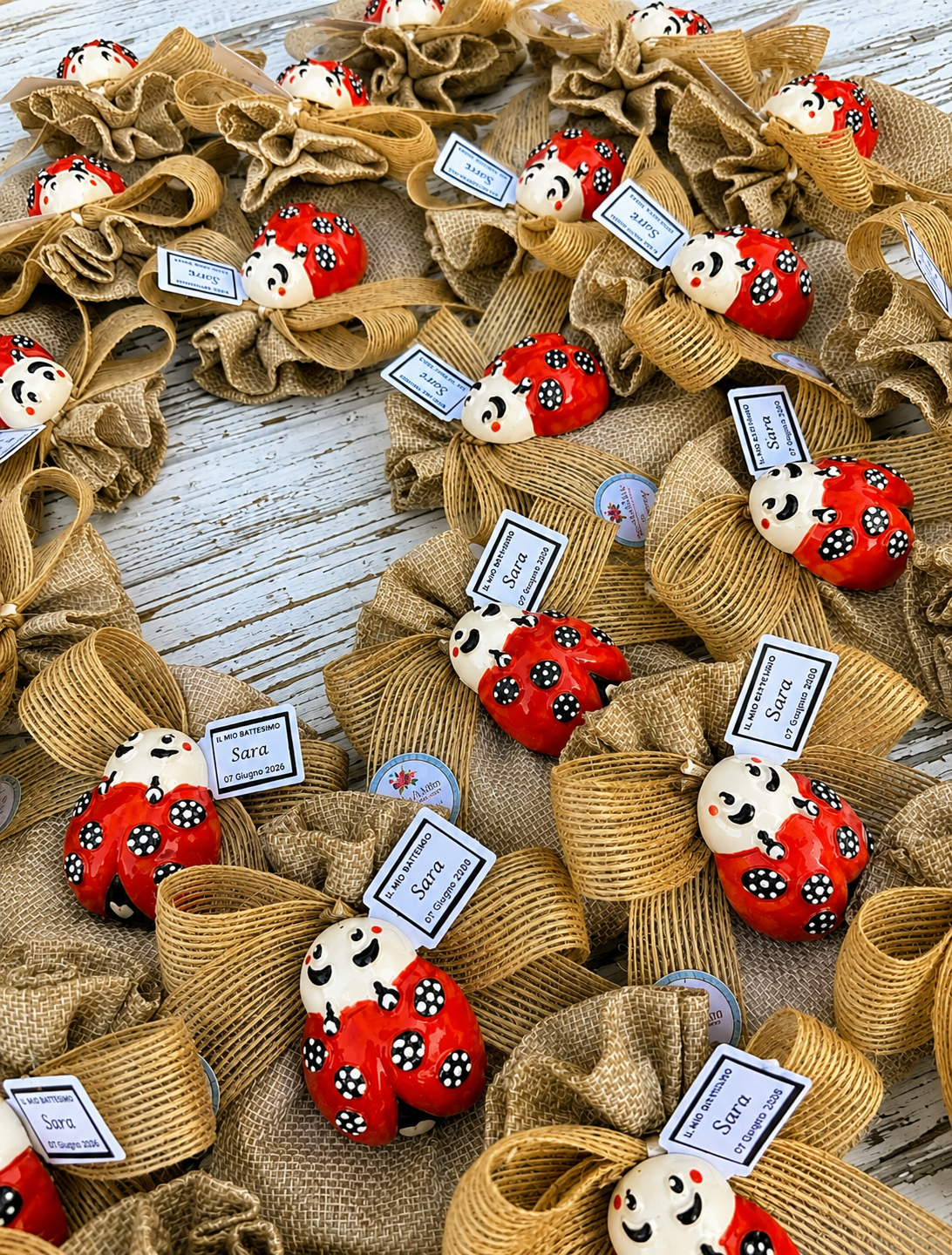 Bomboniere coccinella in ceramica decorate a mano con sacchetto in juta e cartellino personalizzato per battesimo