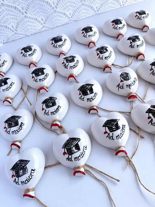 Bomboniera laurea a calamita a forma di palloncino in ceramica, dimensioni 6x7 cm, ideale per un ricordo originale e duraturo del tuo traguardo.