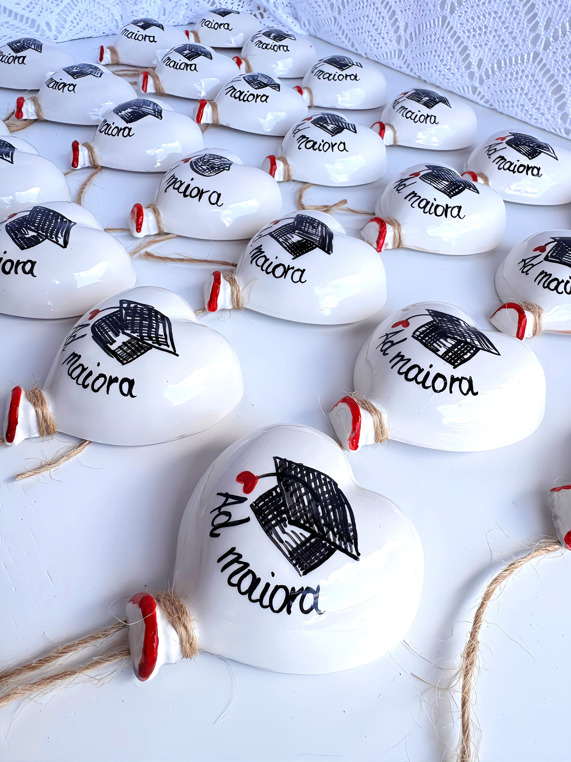 Dettaglio ravvicinato di una calamita palloncino in ceramica per bomboniera laurea, un pensiero elegante e significativo per i tuoi invitati.