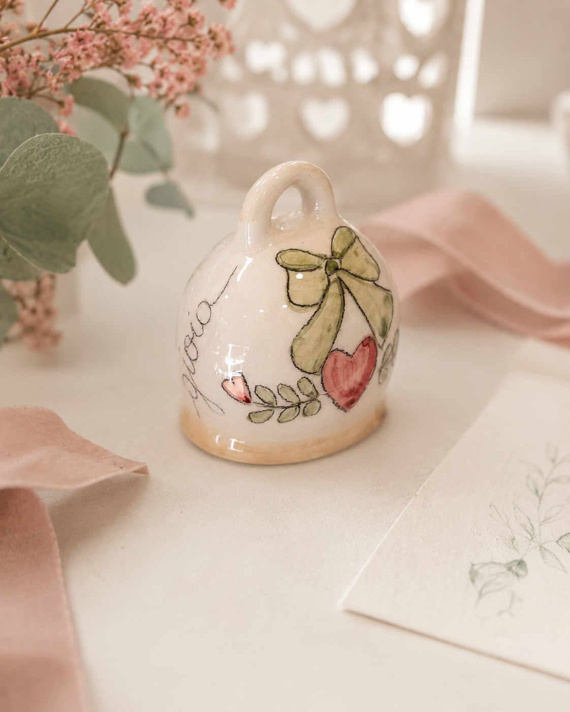 La semplicità dei dettagli rende unica la Campanella Capri. La ceramica smaltata incontra una decorazione delicata ispirata ai colori della natura, dando vita a un oggetto elegante da regalare o scegliere come ricordo di un momento importante. Disponibile anche con personalizzazione.
