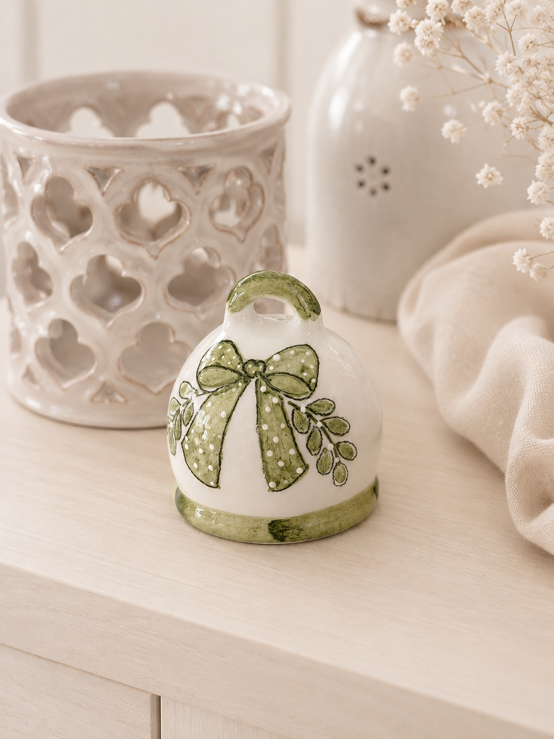 Campanella Capri in ceramica con elegante fiocco verde dipinto a mano, bomboniera personalizzabile realizzata nel laboratorio Cose di Mya a Viterbo con spedizione in tutta Italia.