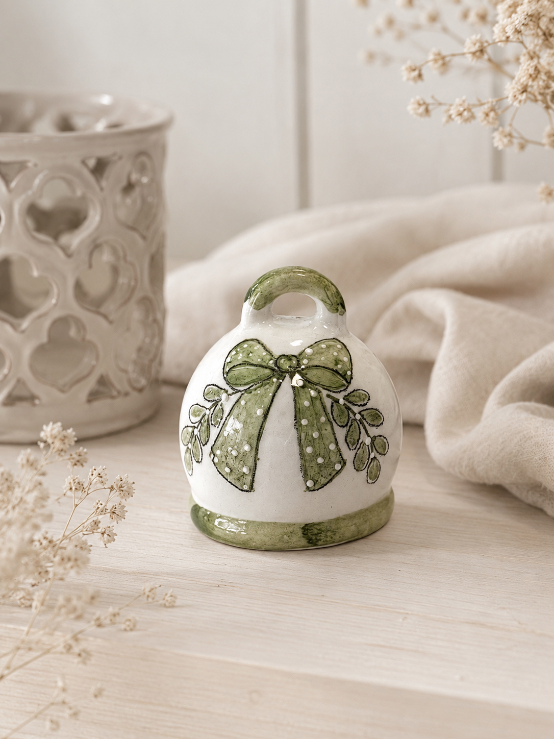 Campanella Capri in ceramica smaltata con fiocco verde dipinto a mano, bomboniera personalizzabile da 6×7 cm per matrimonio, battesimo, comunione e altri eventi.