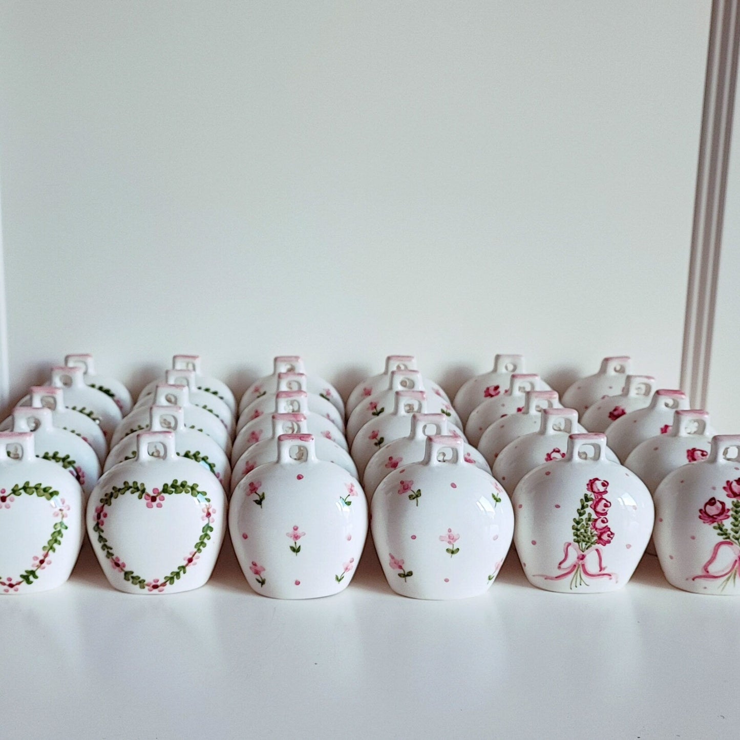 Collezione di Campanelle di Capri in ceramica dipinte a mano, ideali come bomboniere personalizzate per cerimonie ed eventi. Laboratorio Cose di Mya, Viterbo.