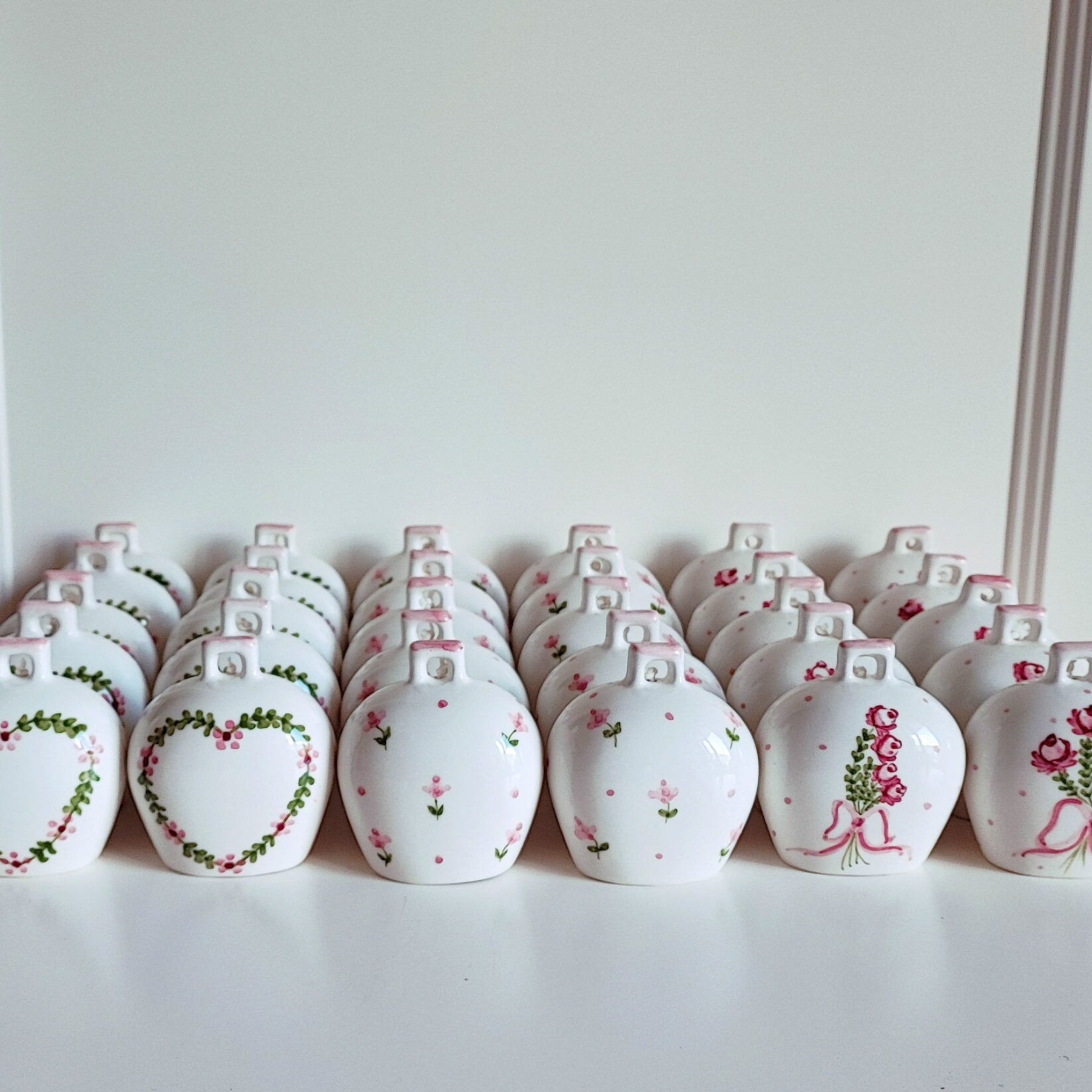 Collezione di Campanelle di Capri in ceramica dipinte a mano, ideali come bomboniere personalizzate per cerimonie ed eventi. Laboratorio Cose di Mya, Viterbo.