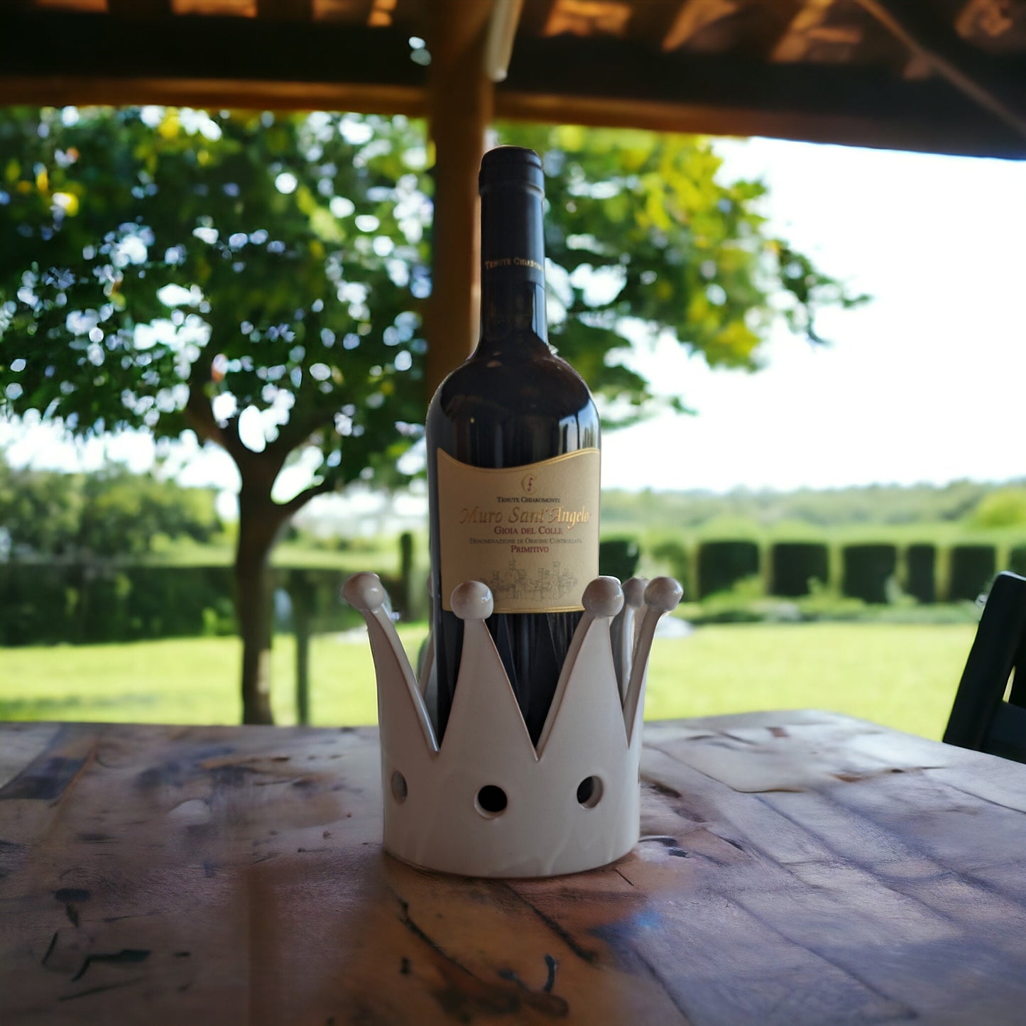 Corona in ceramica fatta a mano, utile per bottiglie, candele e caramelle. Un’idea regalo perfetta come bomboniera per matrimoni, nascite e comunioni.