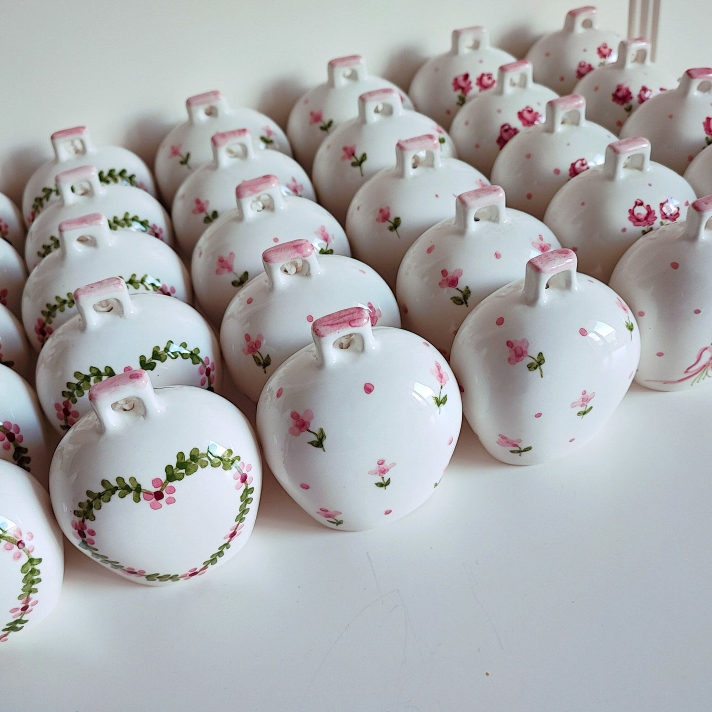 Dettaglio delle Campanelle di Capri in ceramica decorate a mano, bomboniere eleganti personalizzate realizzate da Cose di Mya a La Quercia  (Viterbo).