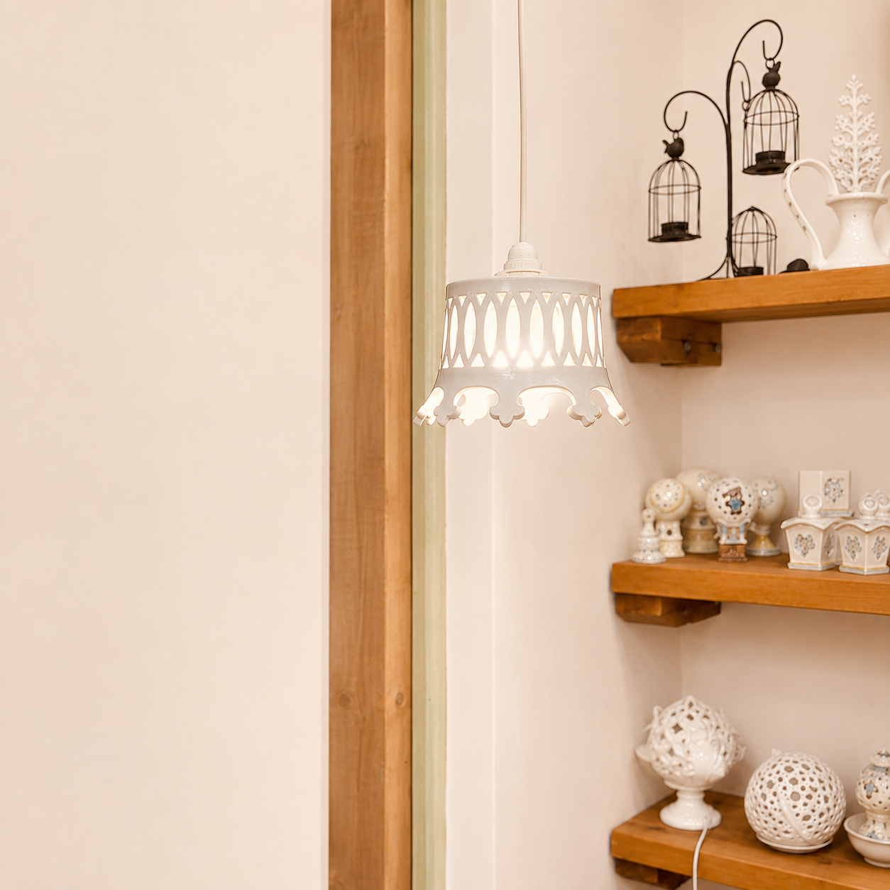 Lampadario in ceramica bianca lavorato al tornio e traforato a mano, perfetto per cucine country, sale da pranzo e case di montagna.