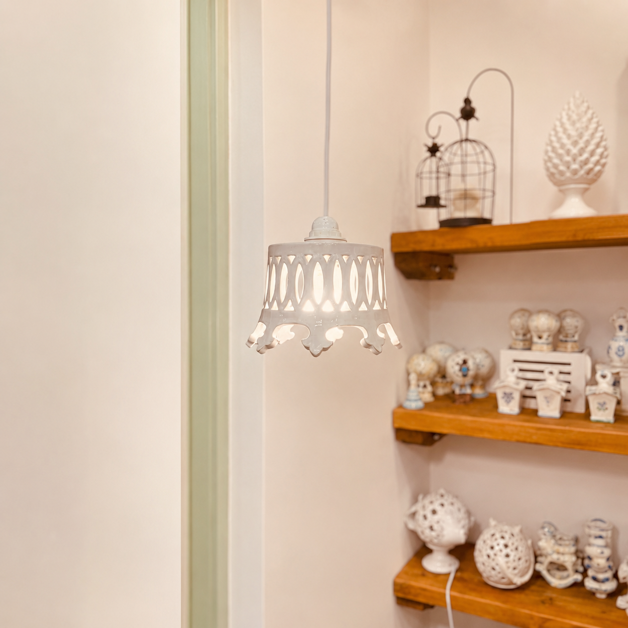 Lampada a sospensione in ceramica traforata, realizzata al tornio e personalizzabile nei colori, ideale per soggiorni, chalet e ambienti dallo stile naturale.