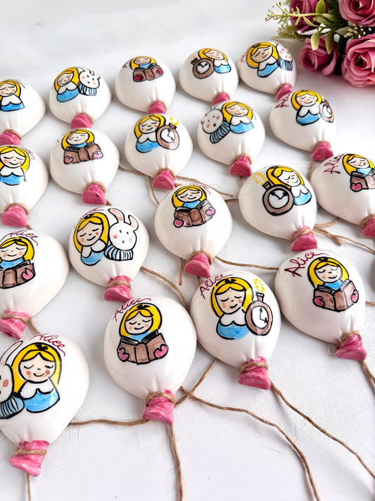Aggiungi un tocco di colore e allegria alla tua giornata con queste deliziose calamite a forma di palloncino! Realizzate artigianalmente in ceramica, sono perfette per decorare il frigorifero, la bacheca o qualsiasi superficie metallica con un sorriso.