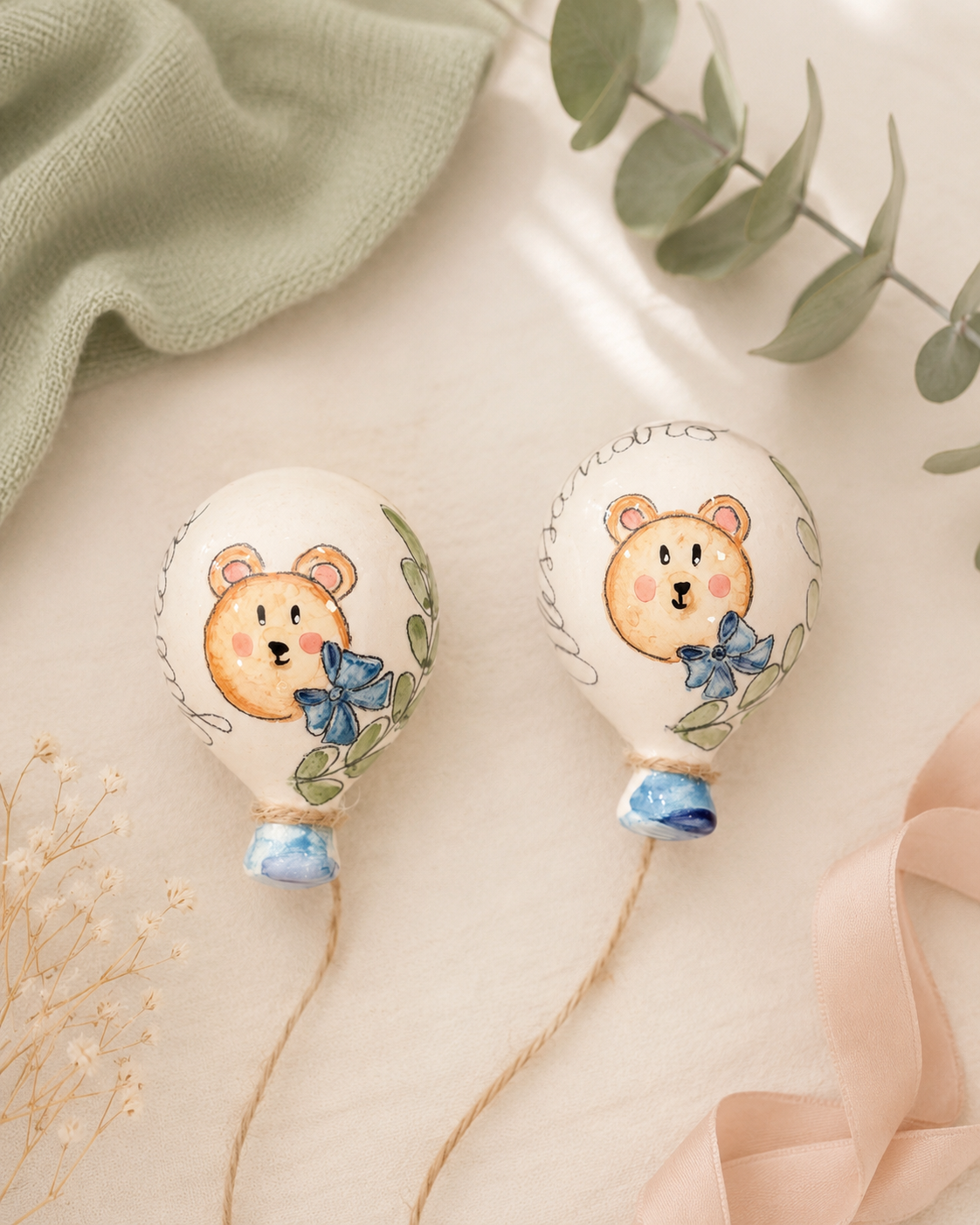 Palloncino da parete in ceramica con orsetto personalizzabile realizzato a mano da Cose di Mya.
