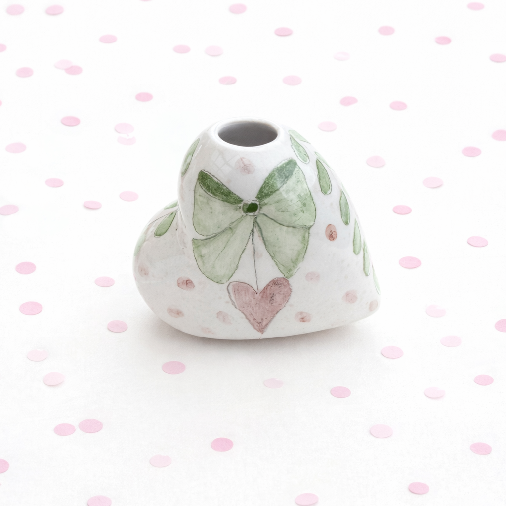Retro di profumatore cuore in ceramica smaltata con dettagli decorativi dipinti a mano e finitura lucida. Bomboniera personalizzabile realizzata in Italia.